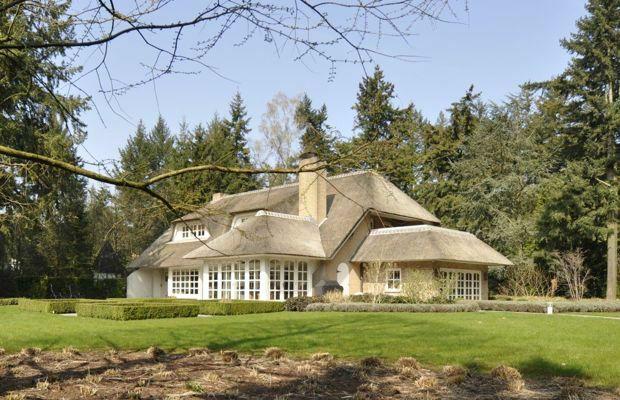 Nieuw te koop: Romantische villa met rieten dak op toplokatie