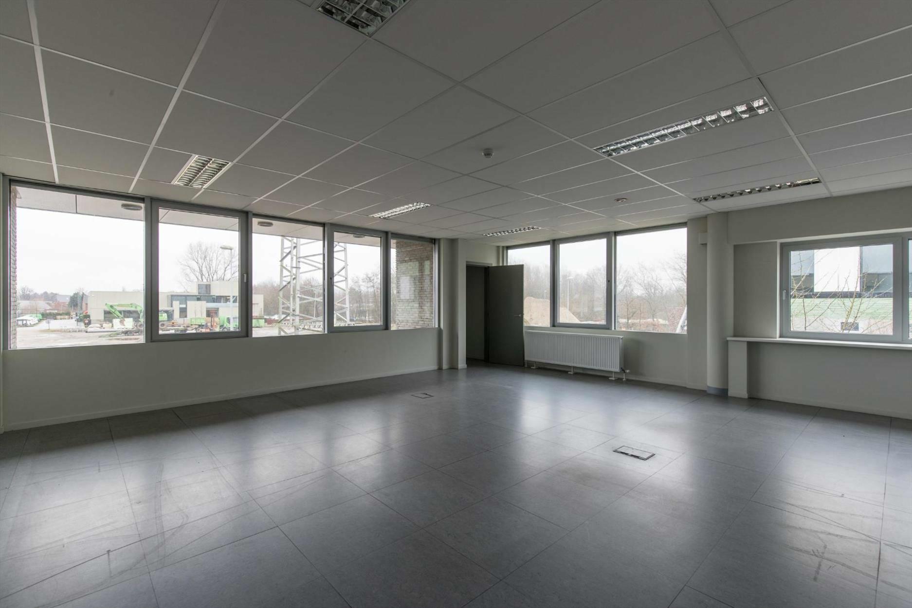 TE HUUR: kantoor van 800 m²