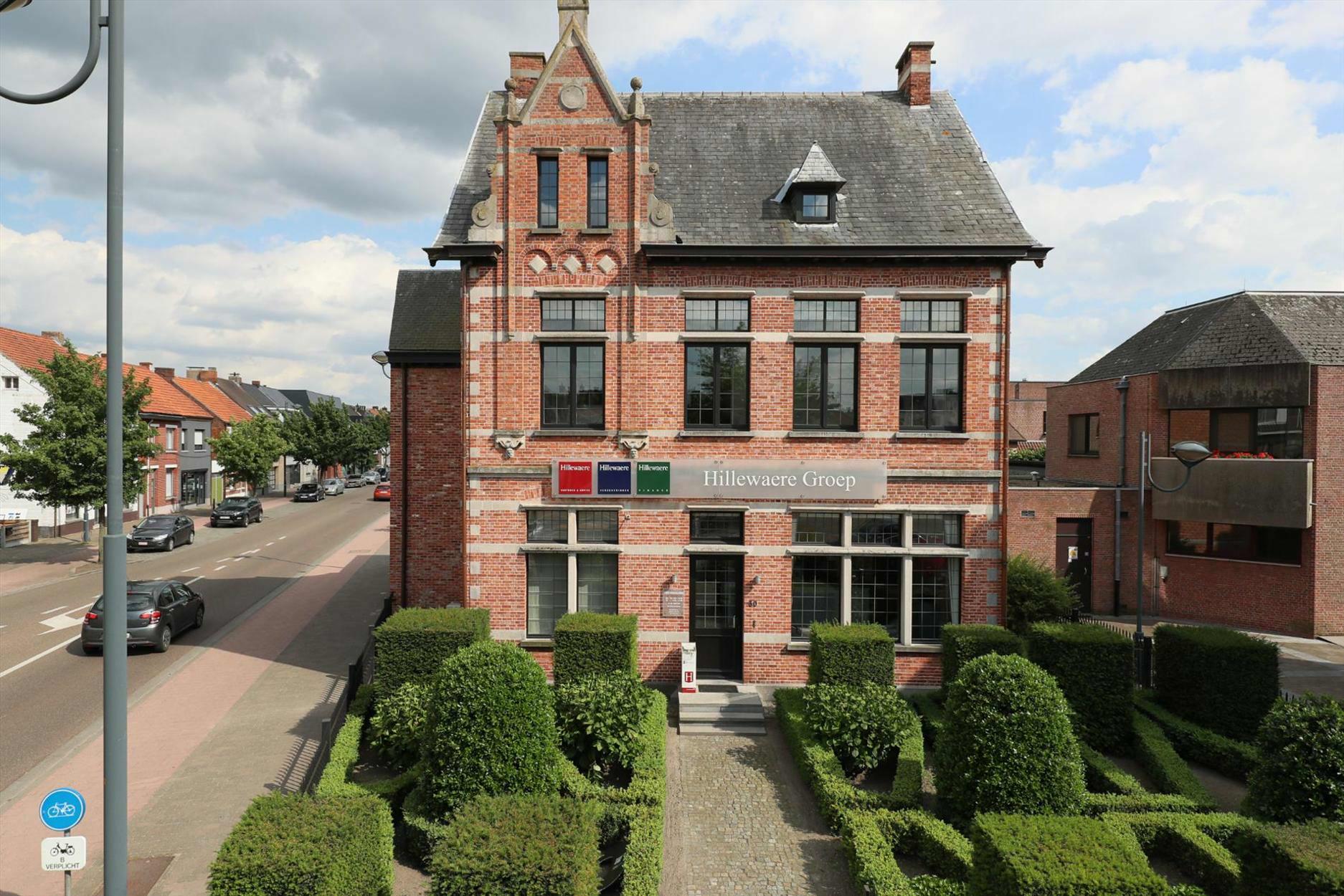 Statig, klassiek kantoorpand op de markt van Oud-Turnhout