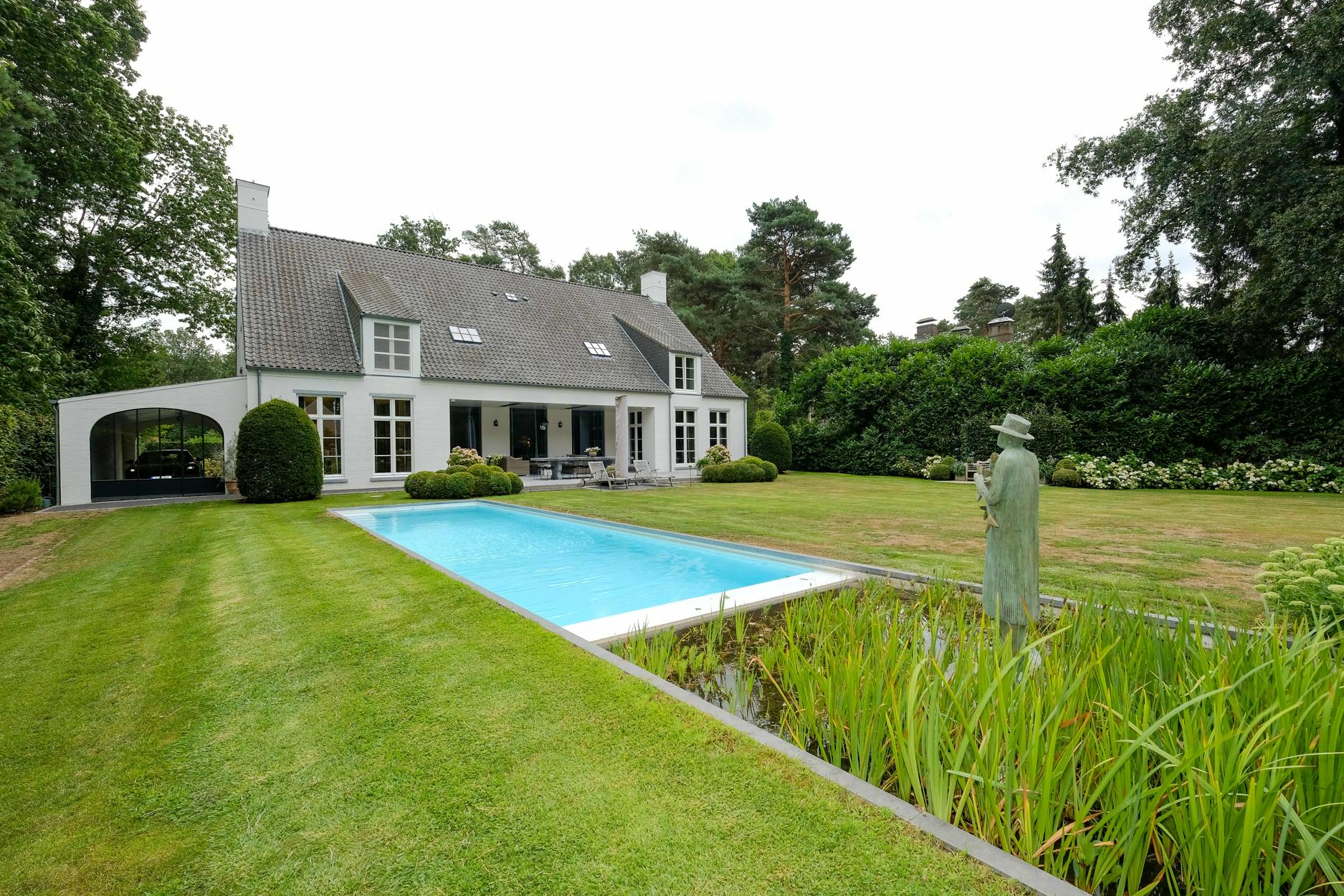 Luxueus afgewerkte villa met zwembad discreet te koop