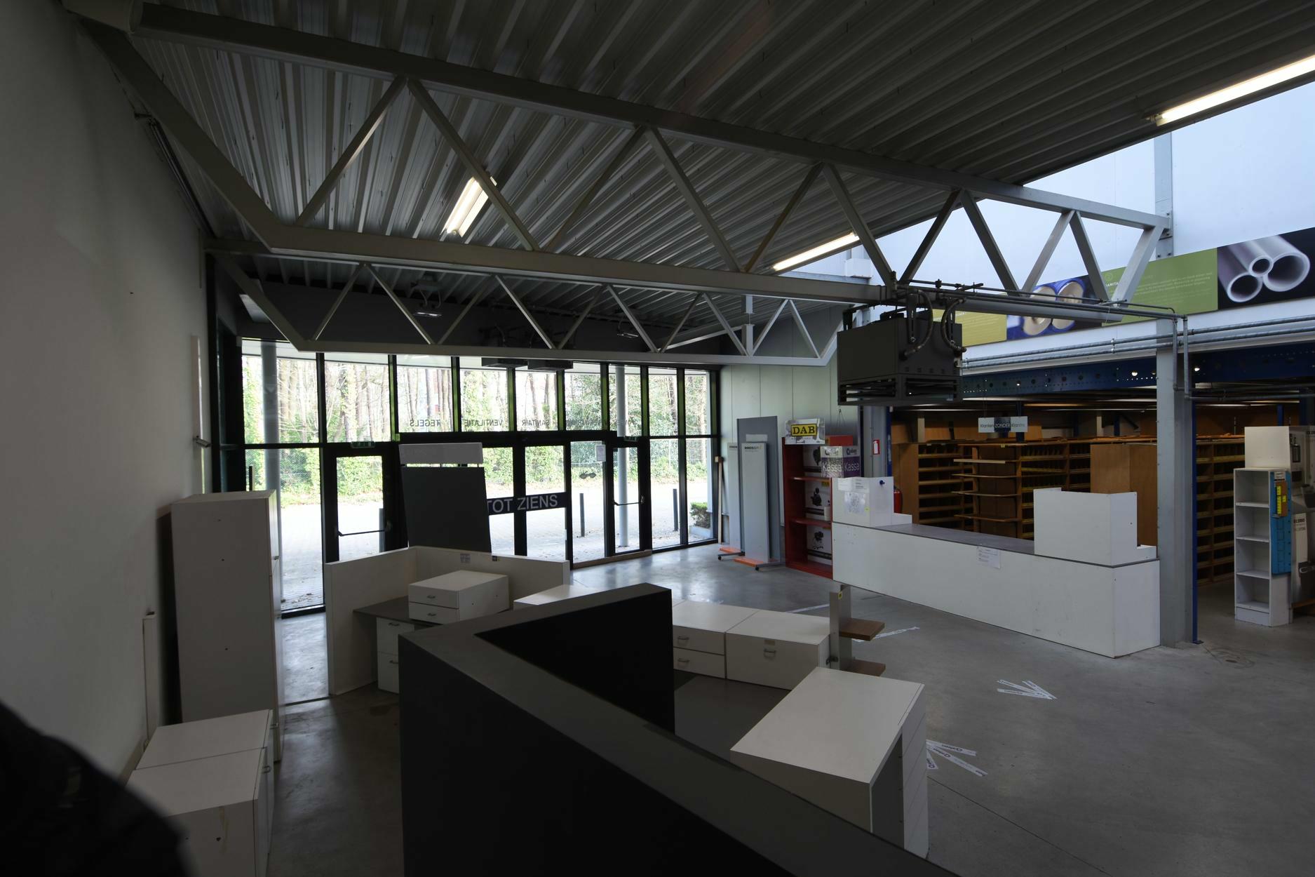 Bedrijfspand met showroom, kantoren en magazijnen op zichtlocatie te Vosselaar