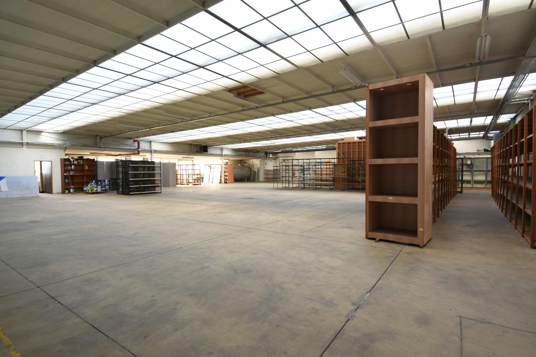 Bedrijfspand met showroom, kantoren en magazijnen op zichtlocatie te Vosselaar