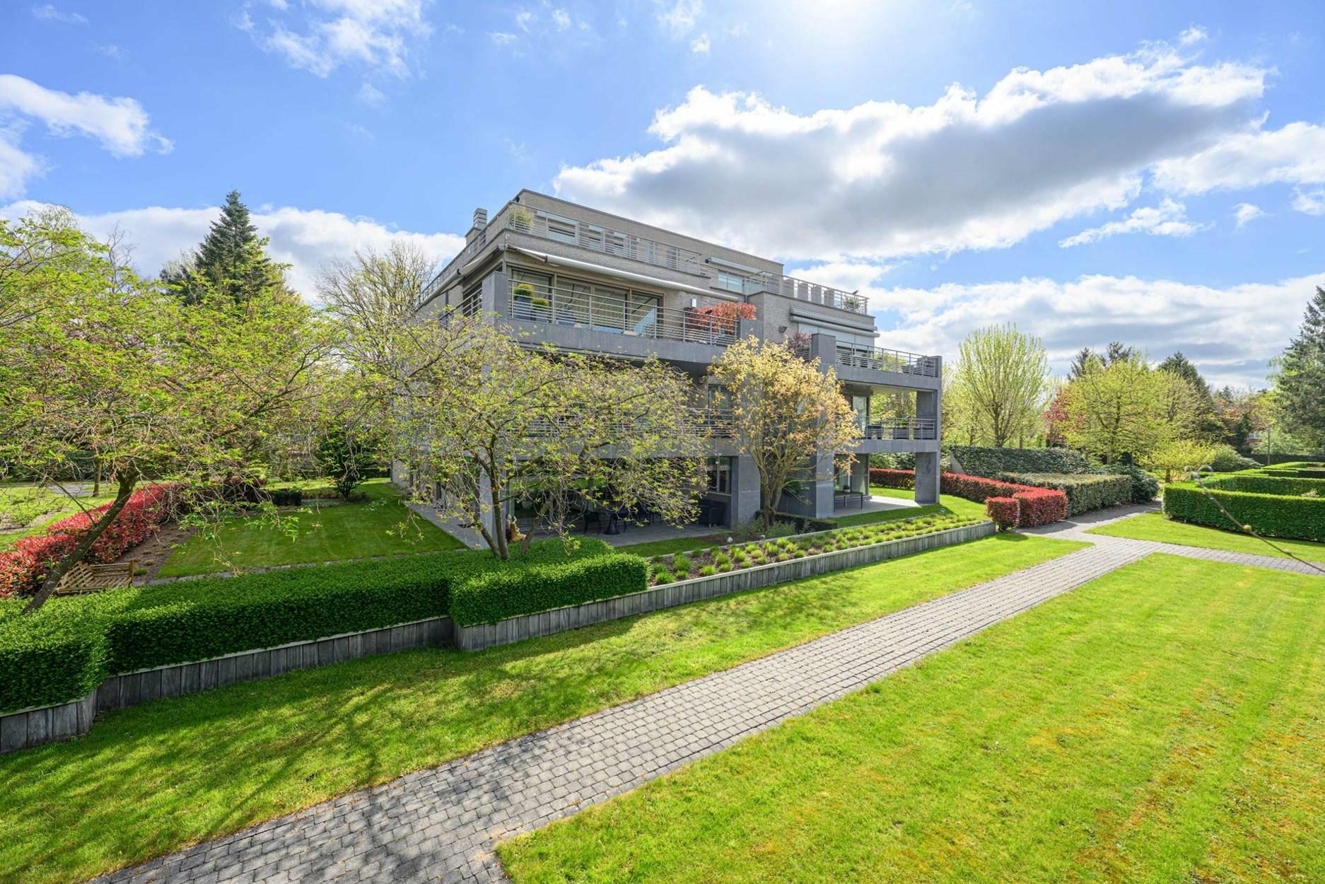 Instapklaar luxe appartement van 189m2 met ruim terras in Bokrijkpark te Genk.