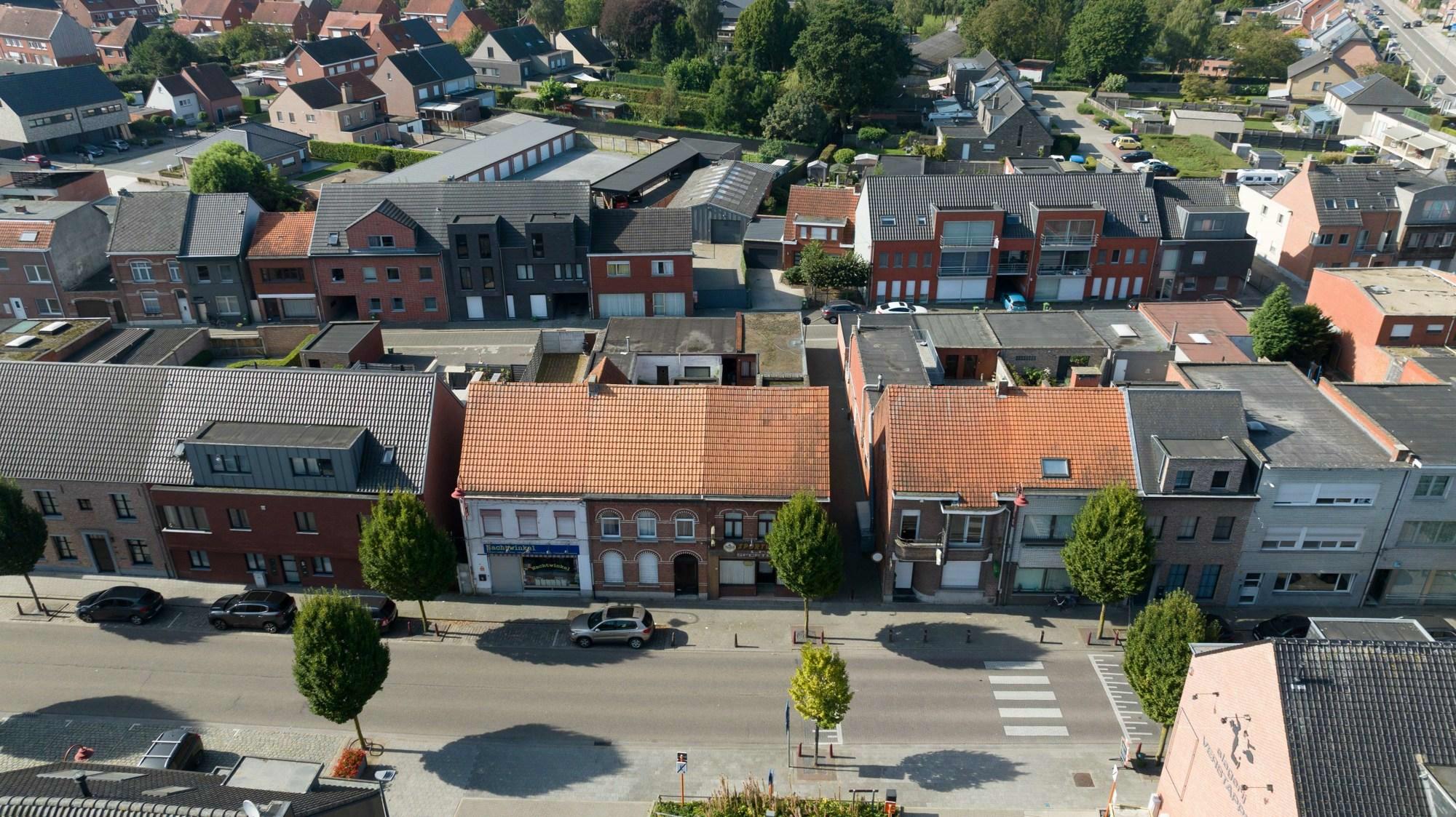 Interessante handelswoning en achterliggende woning in het centrum van Sint-Lenaarts