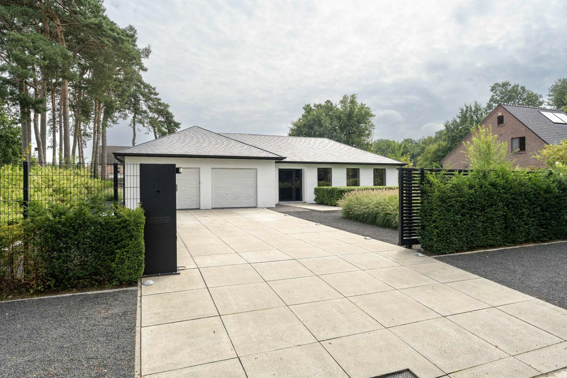 Modern gerenoveerde laagbouw villa met ruime tuin en zwembad op 1.501 m² te Mol