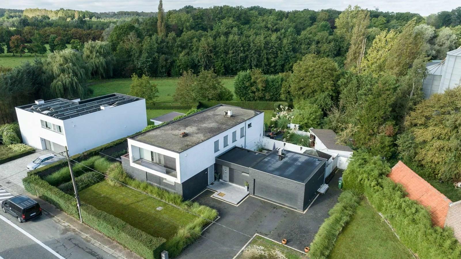 Ruime architecturale villa, op 1.817 m², te Oosterzele!