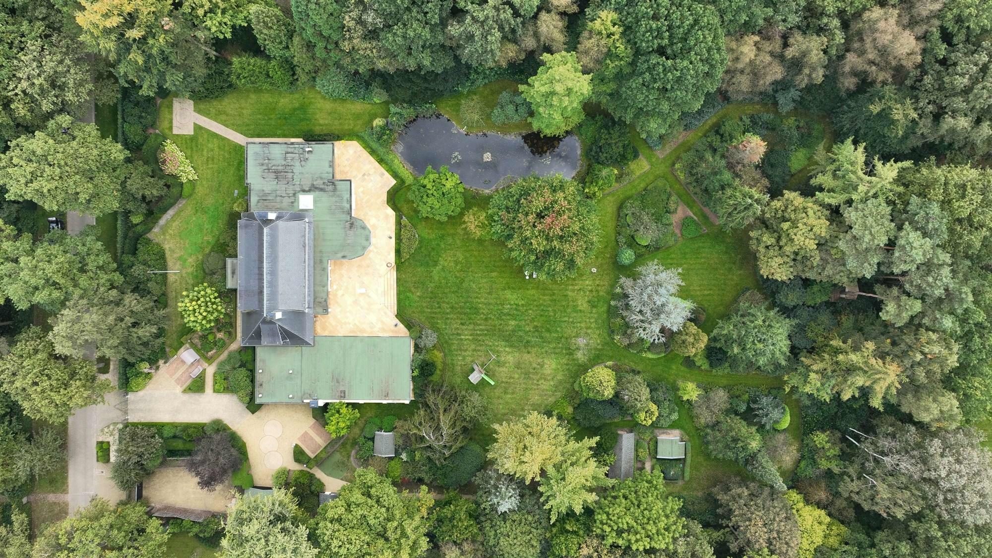 Top-ligging op 1 ha. een te renoveren villa met gigantische footprint, hartje Schildehof 