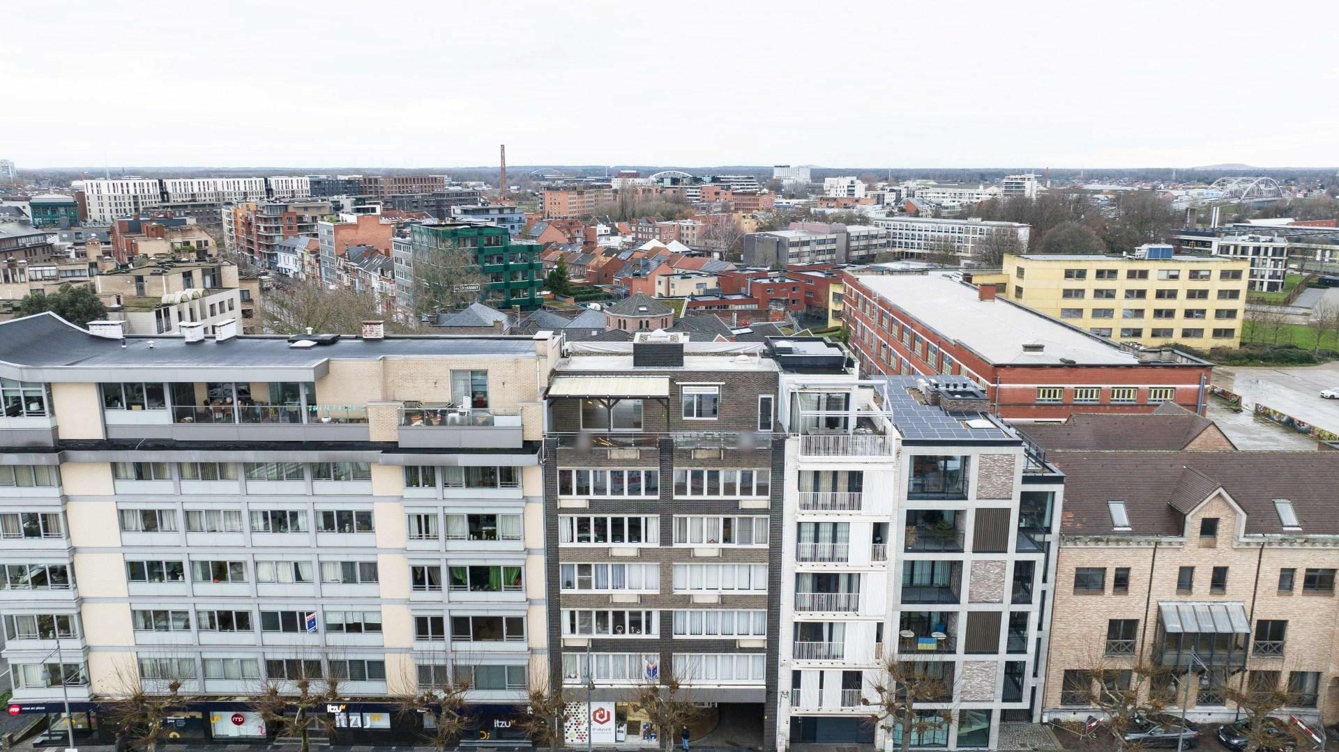 Duplex penthouse met +-200m2 woonbeleving en 75m2 terras in Hasselt centrum.