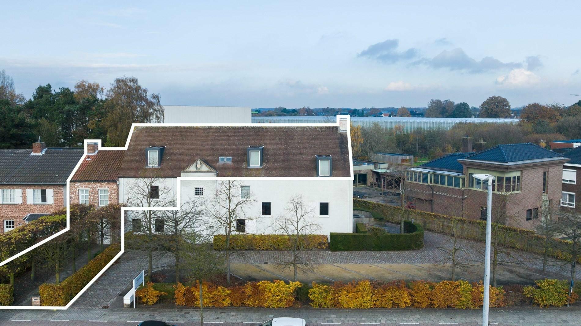 Luxueus triplex penthouse van ca. 335m² met dubbele garage en grote terrassen te Oud-Turnhout