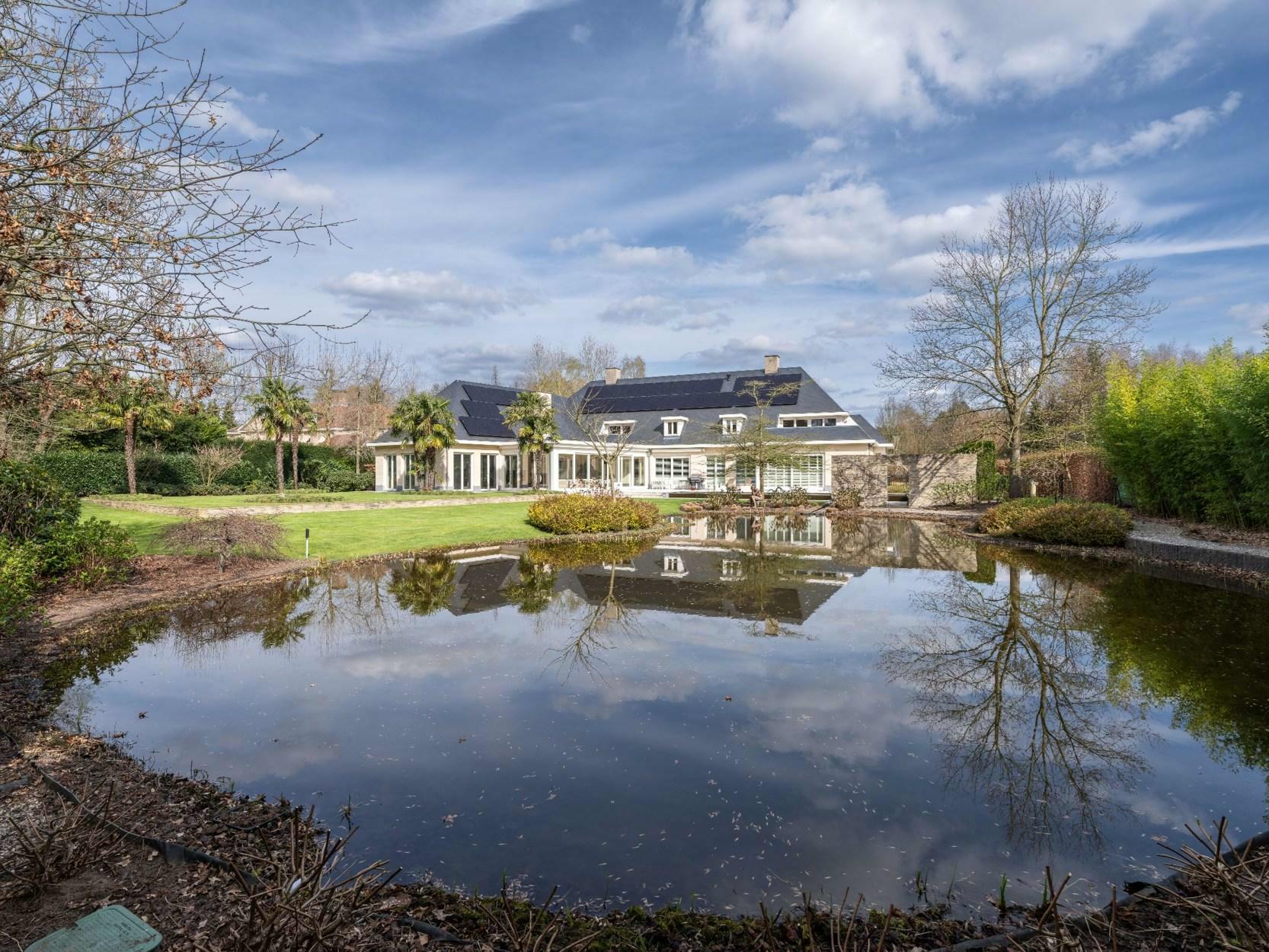 Exclusieve villa met binnenzwembad en 4 slpks op perceel van ca. 5.000 m² te Neerpelt