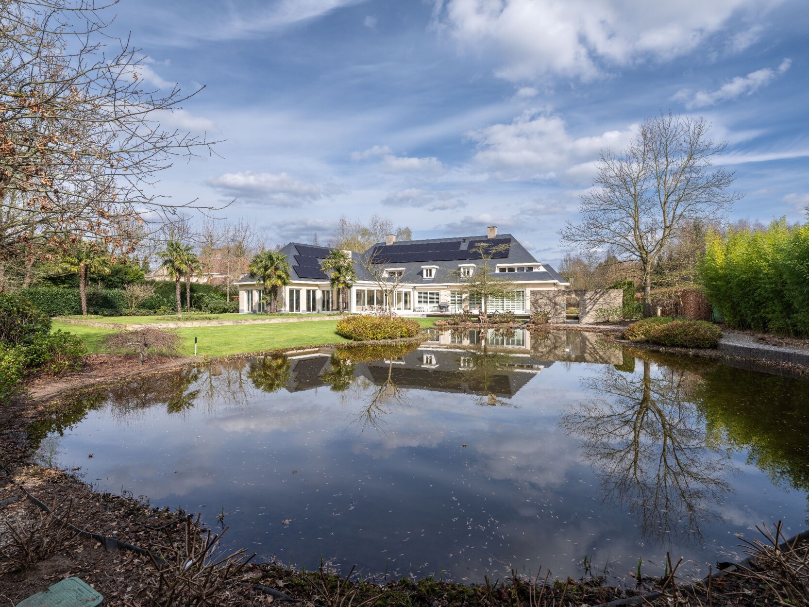 Exclusieve villa met binnenzwembad op ca. 5.000 m² te Pelt