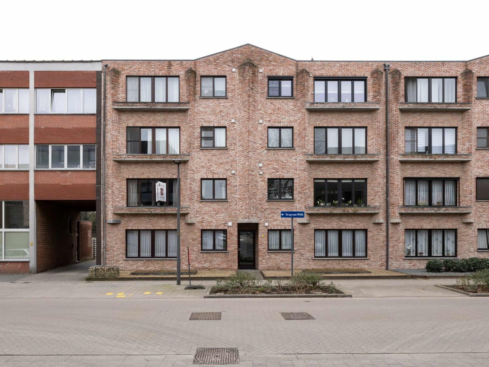 Ruim appartement (130m²) met 3 slaapkamers, terras en garagebox