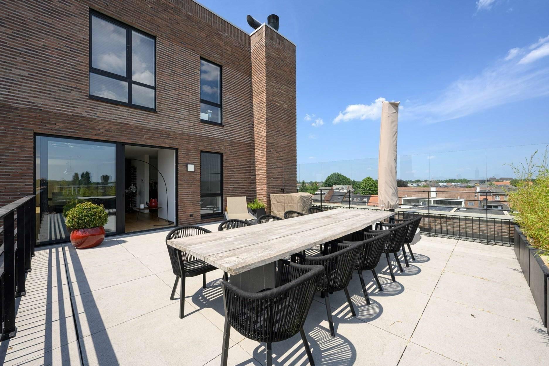 Exclusief appartement met een bewoonbare oppervlakte van 191m², ruime terrassen te Hasselt.