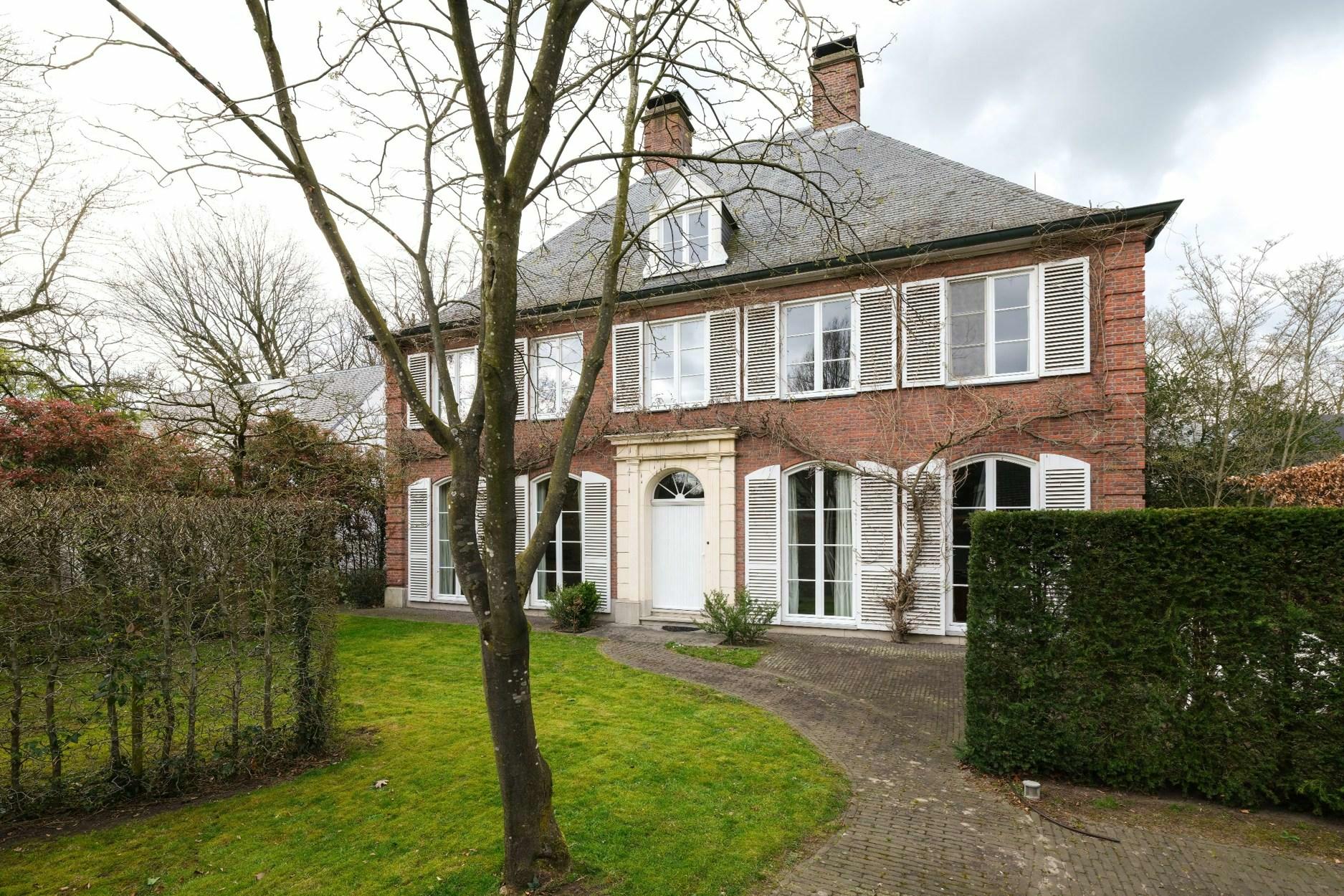 Prachtige gerenoveerde villa met 6 slaapkamers en 3 badkamers in mooiste straat van Turnhout. 