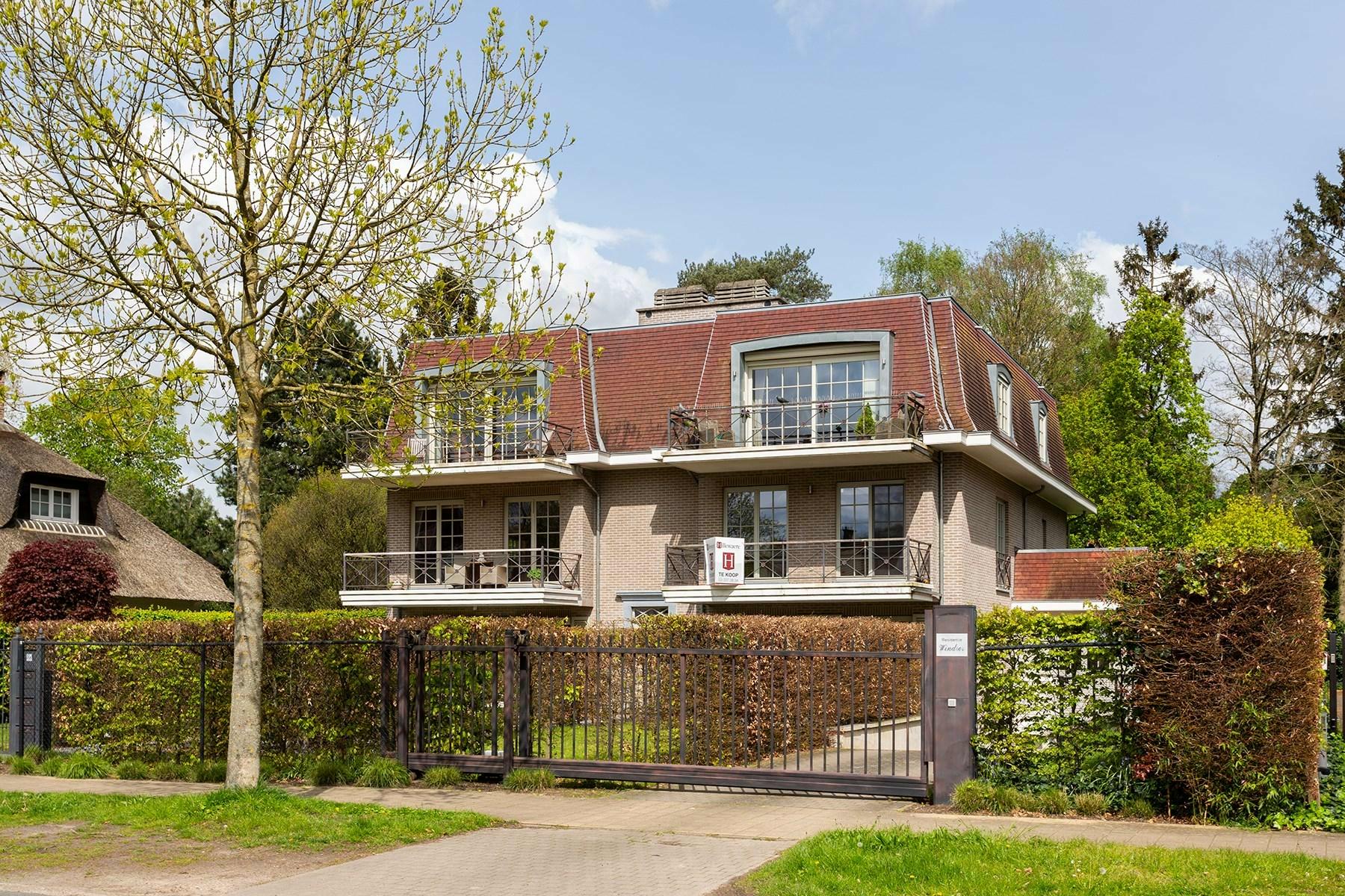 Residentieel gelegen villa-appartement (111m²) met zonnig terras, voor het dorp van Schilde met 2 slpks en 2 badks.