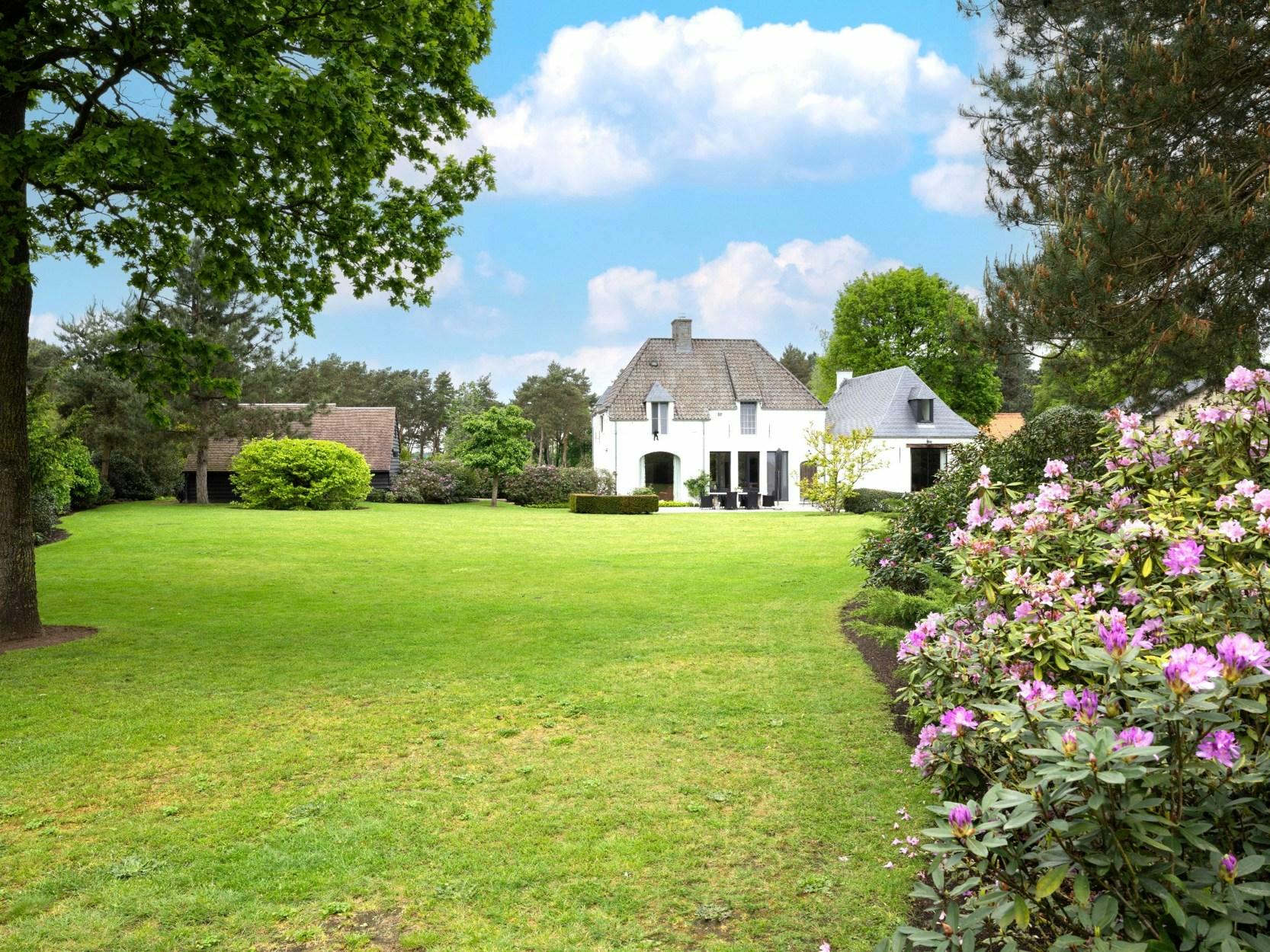 Exclusieve villa met eventuele praktijkruimte en naastliggende bouwgrond op perceel van ca. 4024m² te Herentals!