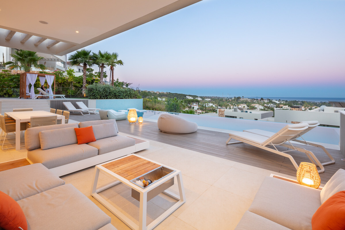 Aantrekkelijke villa met adembenemend uitzicht op zee en de bergen in Nueva Andalucia, Marbella