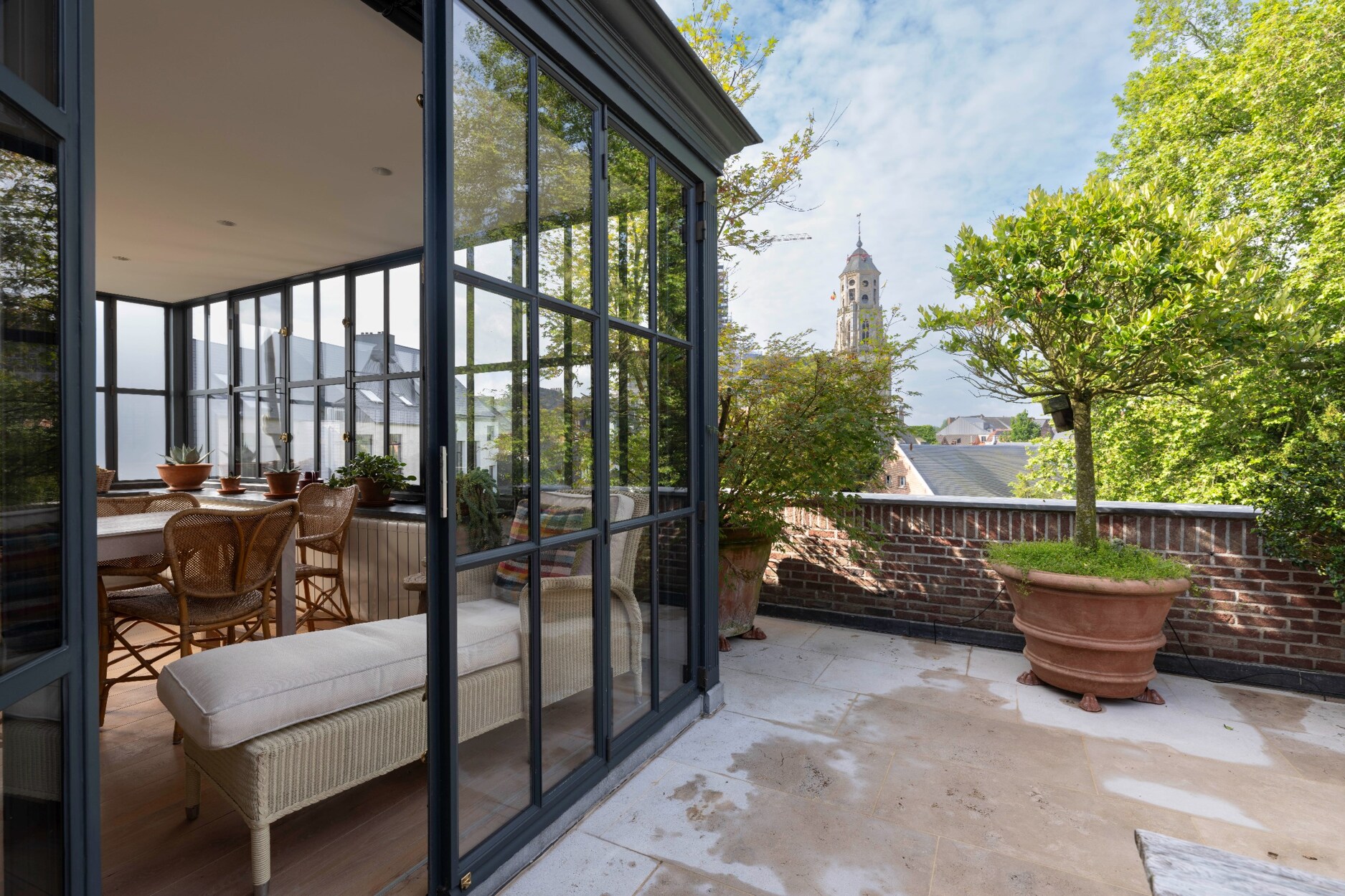 Schitterende penthouse (179m²) met zeer groot en zonnig dakterras en garagebox. 