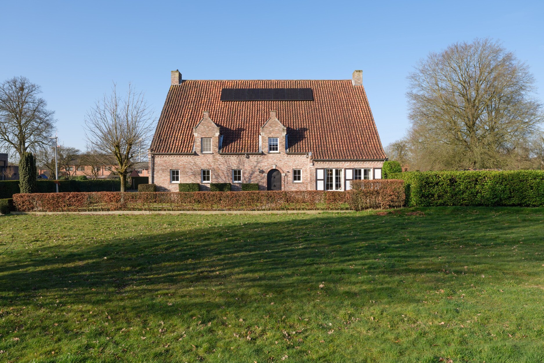 Charmante villa gelegen in autoluwe straat op een perceel van 880m2 met polyvalente ruimte op gelijkvloers van ca 50m².