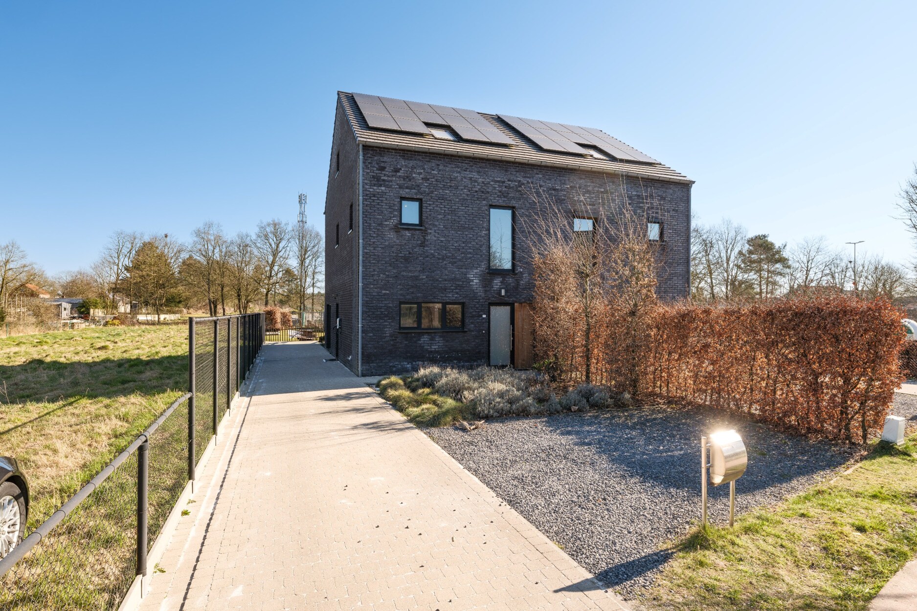 Moderne halfopen woning met 4 slaapkamers in rustige buurt