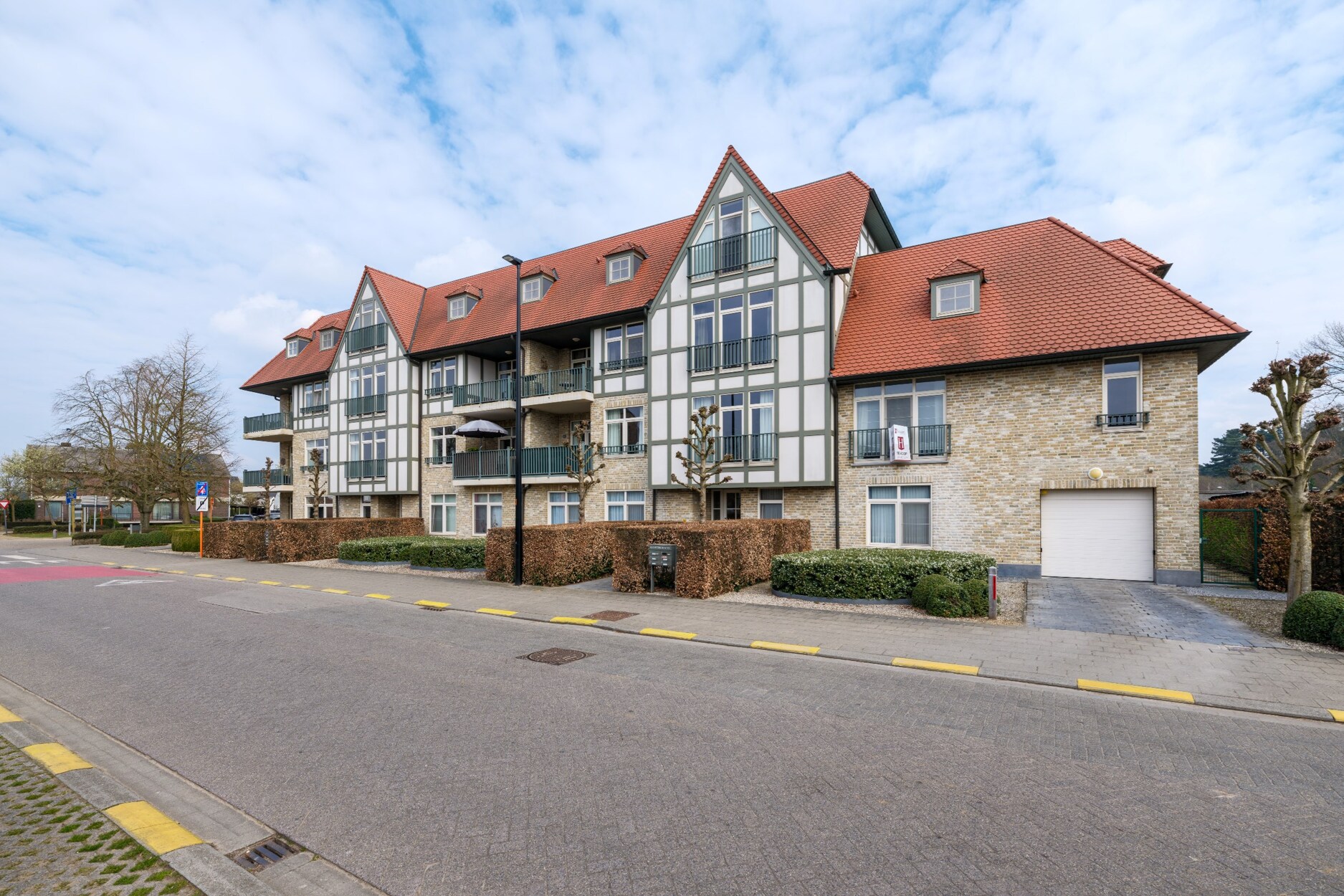 Topklasse appartement van ca 160m² op de 1ste verdieping met 2 slaapkamers en ondergrondse staanplaats