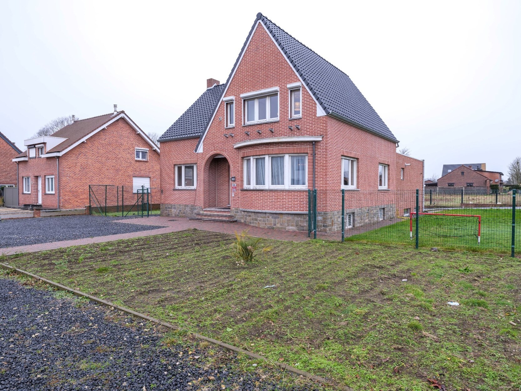 Ideale, ruime gezinswoning van +- 300m2 gelegen op een goede locatie te Oudsbergen.