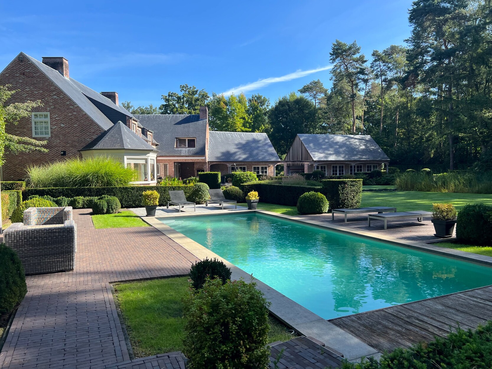 Tegenover kasteeldomein Hof ter linden, deze prachtige villa met bijgebouwen en zwembad op ca. 5.945m².