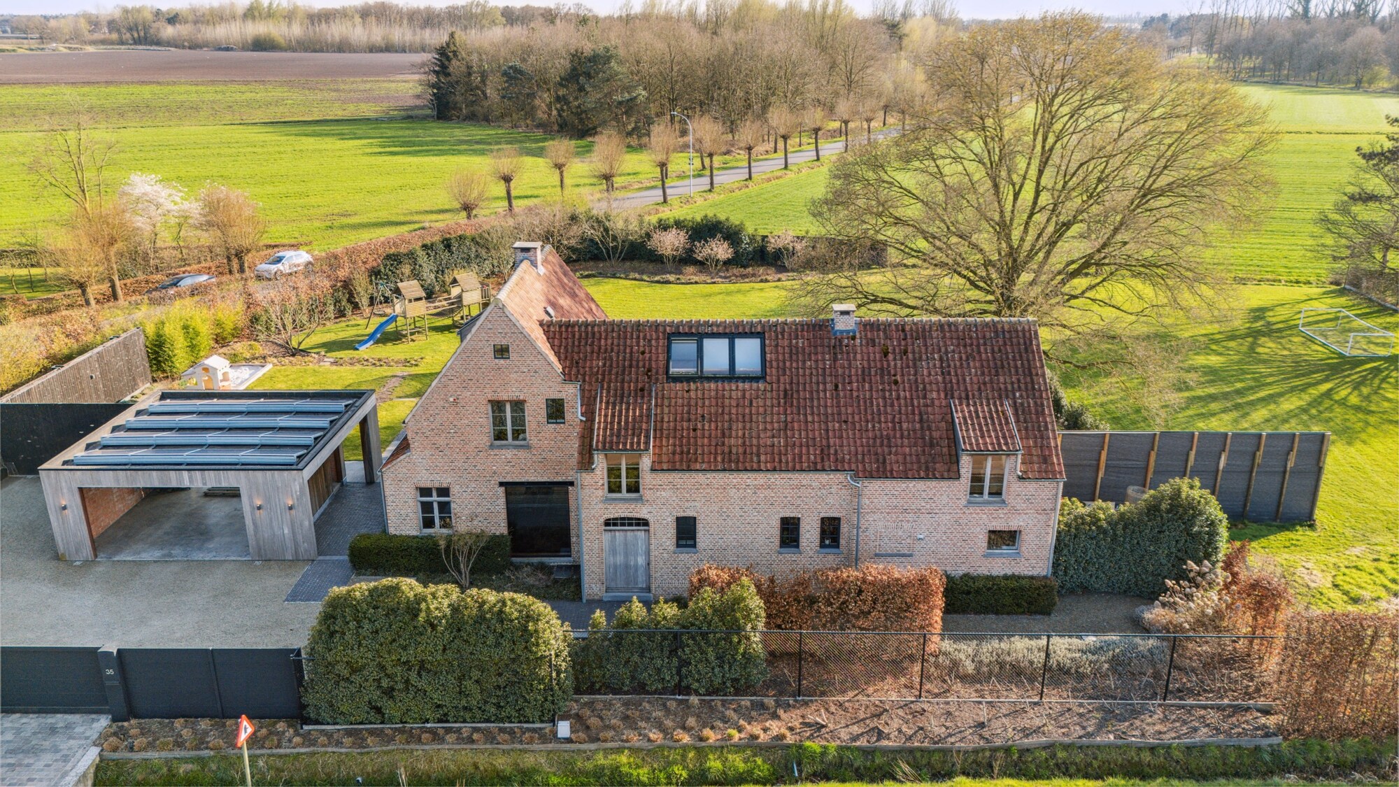 Luxueuze woning met vrij uitzicht op perceel van +/- 3.735 m² te Hoogstraten!