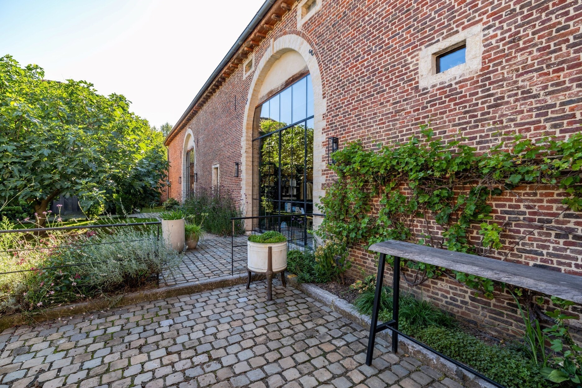 Prachtige handelsruimte en karaktervolle te renoveren woning in een een deel van het geklasseerde Kasteel Van Dormaal. 