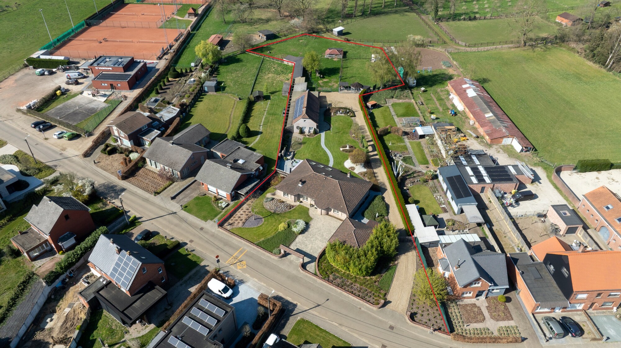 Ruime villa met 4 slaapkamers op ca. 47are 