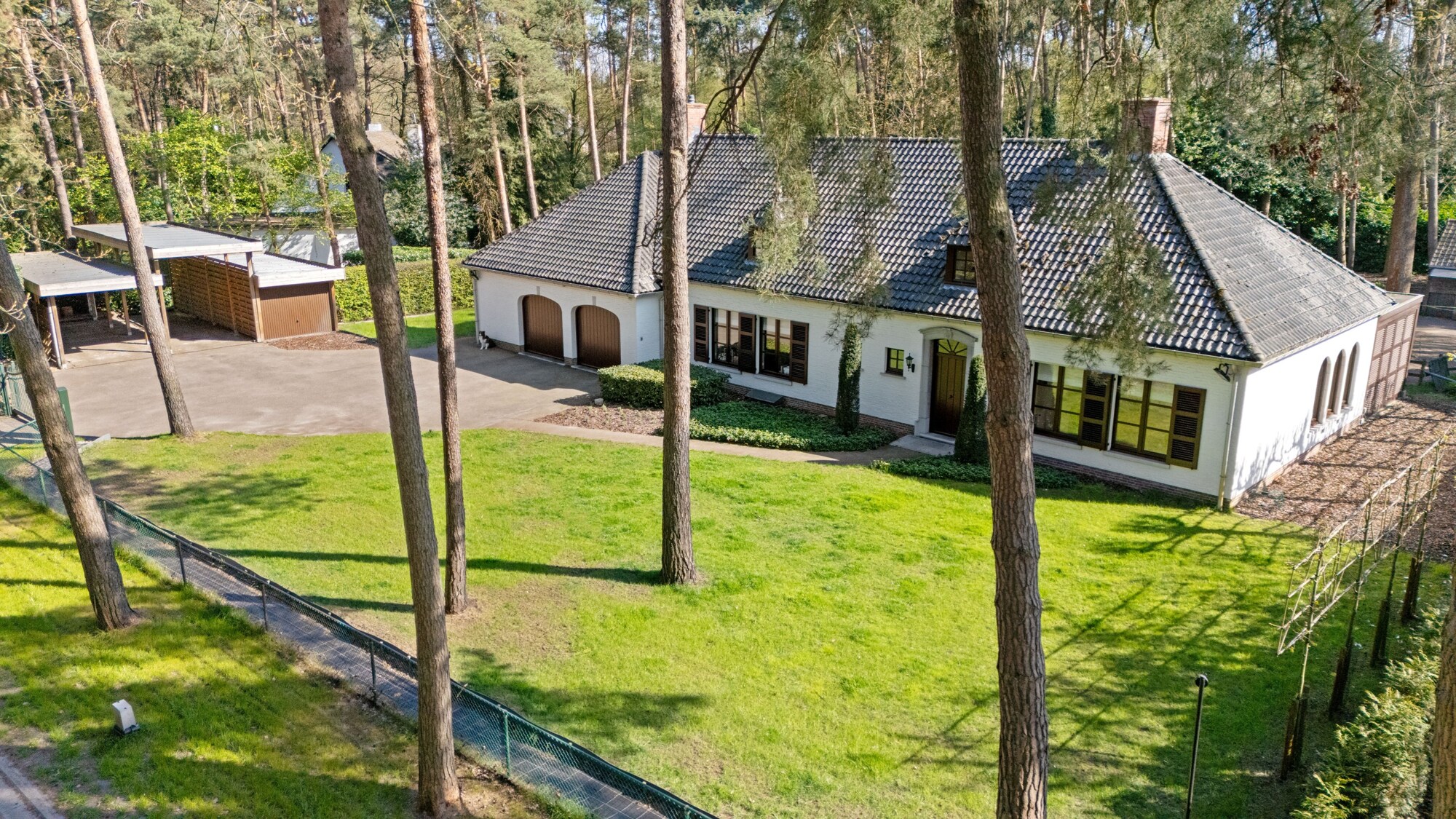 Verrassend ruime villa op ca. 2.535m² met 5 slaapkamers en 2 badkamers te Oud-Turnhout