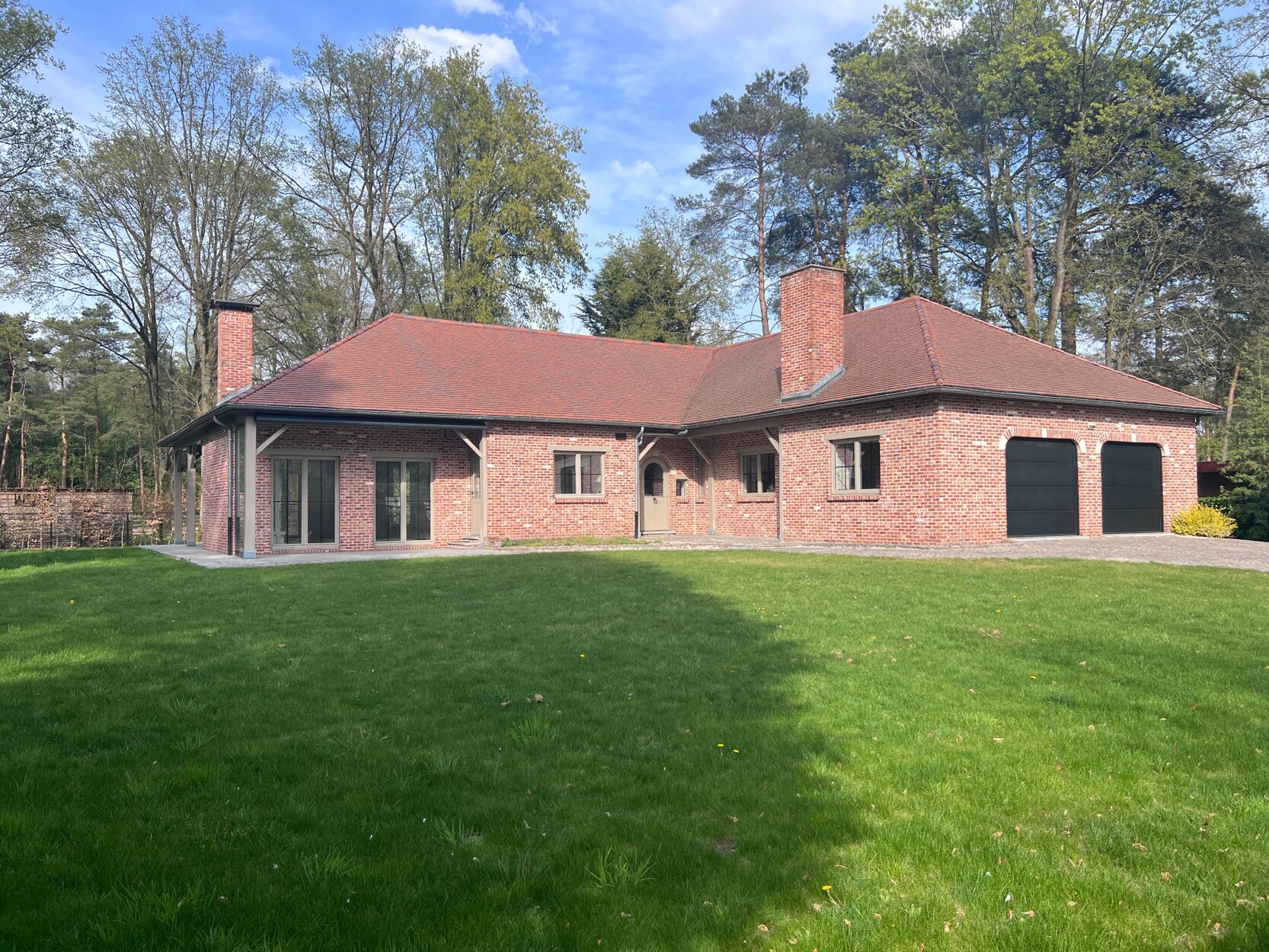 Totaal gerenoveerde villa, energie zuinige woning (B) in een zeer rustige doodlopende straat op ca. 1933 m² 