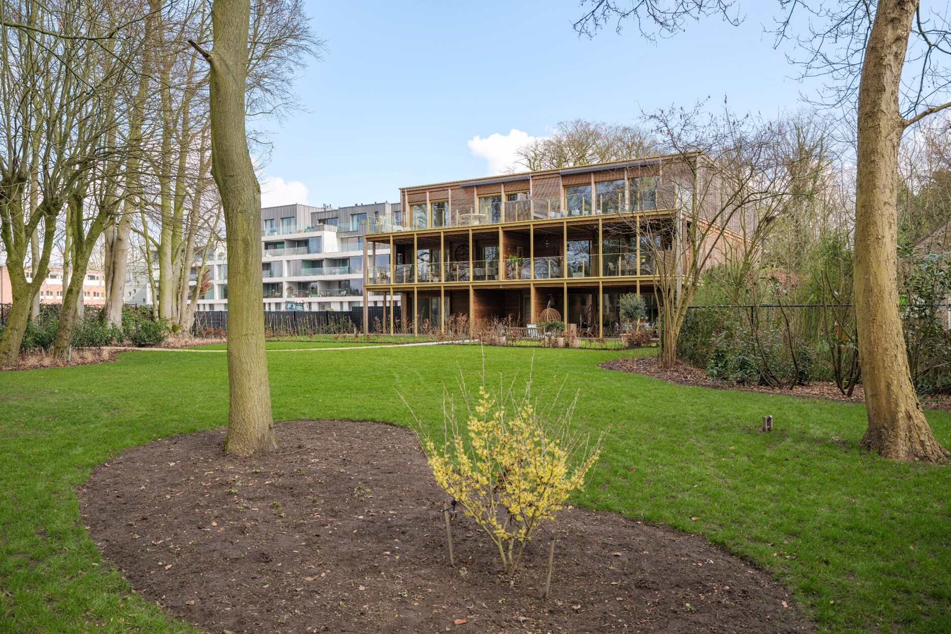 Luxueus gelijkvloers appartement met privétuin in het groene hart van 's Gravenwezel. 