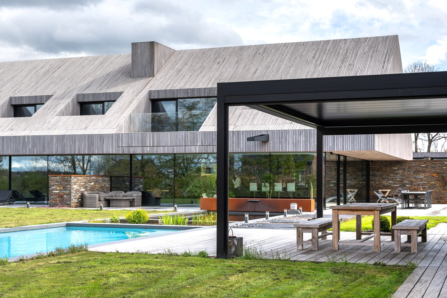 Spa - Prestigieus domein met zwembad en garage voor 6 wagens