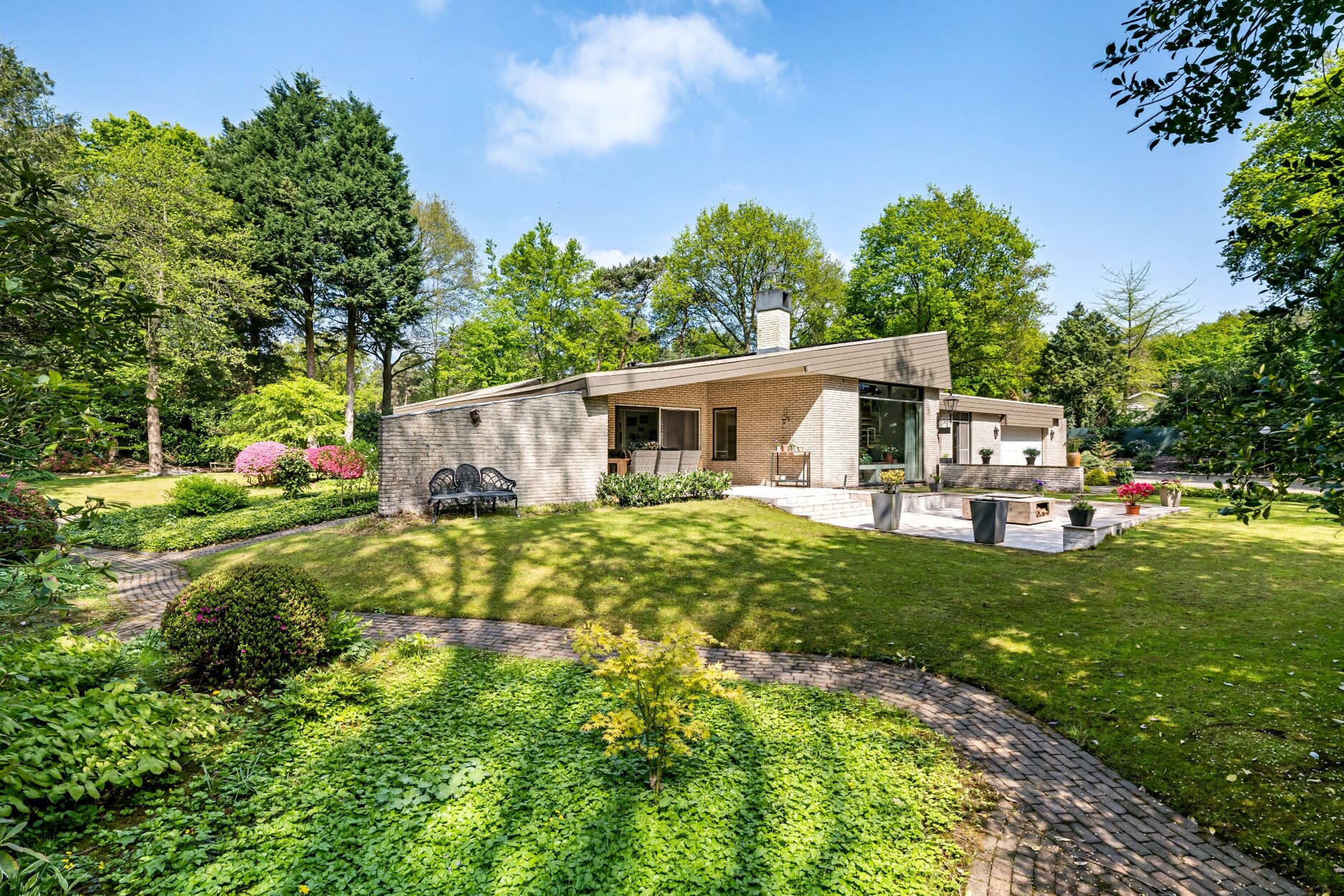Groen gelegen laagbouwvilla op perceel van ca. 2628 m² in villawijk 