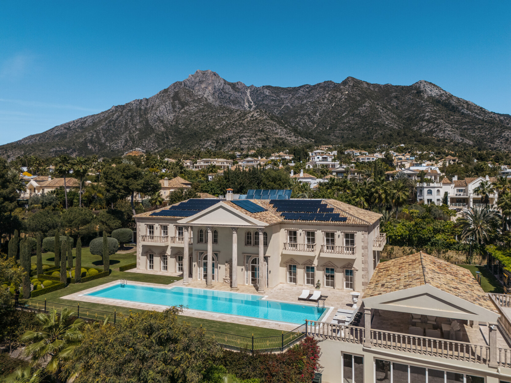 Neoklassieke villa met adembenemend uitzicht in Sierra Blanca