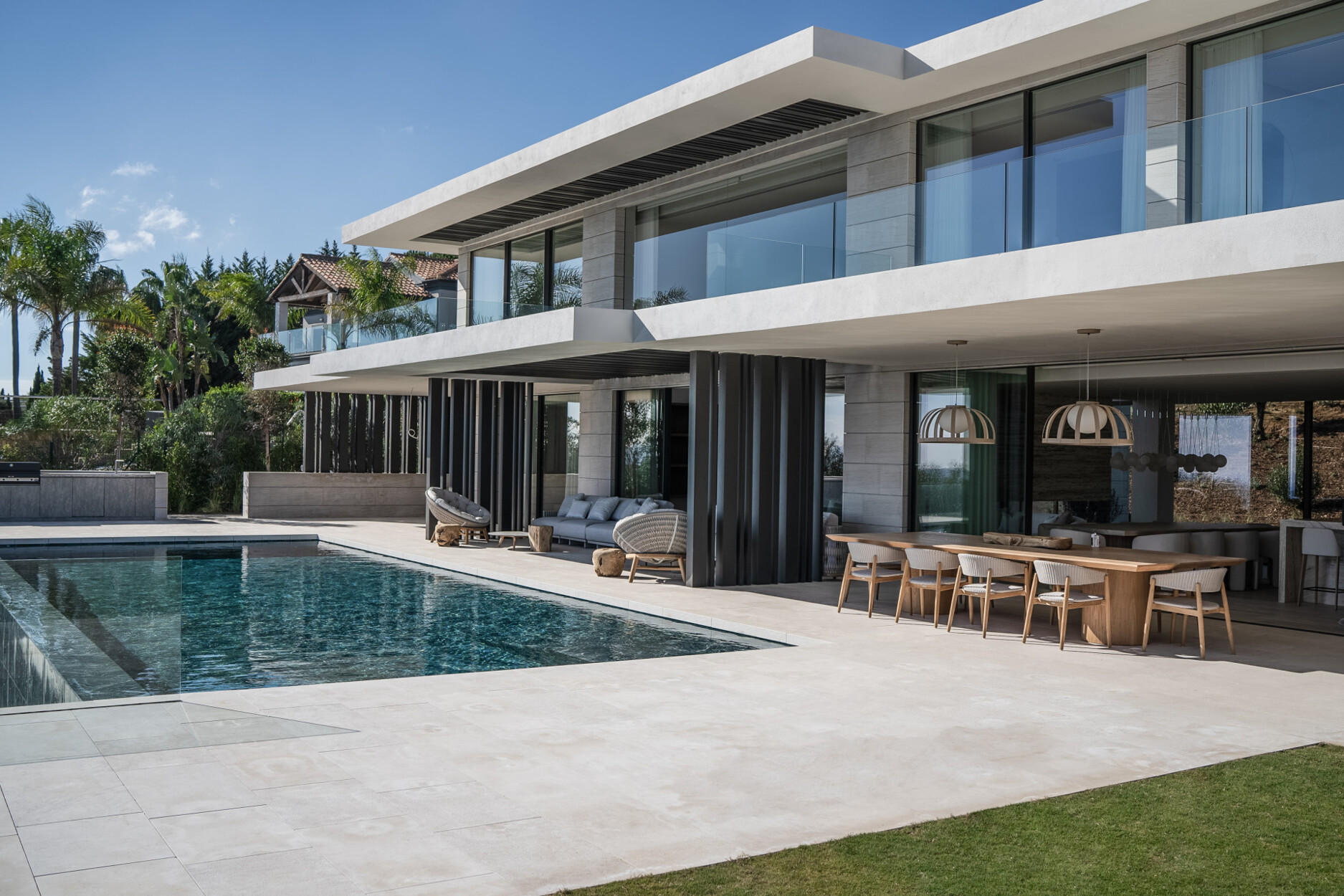 Bio-architecturale villa met spectaculair ontwerp en open panoramisch uitzicht in La Reserva, Sotogrande