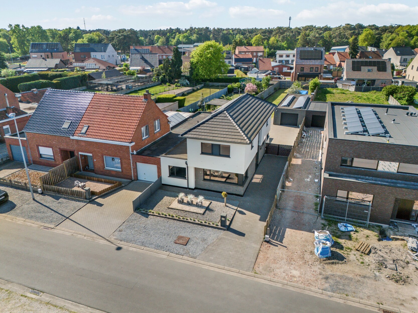 Moderne gezinswoning met 4 slaapkamers op ca 812m² te Mol