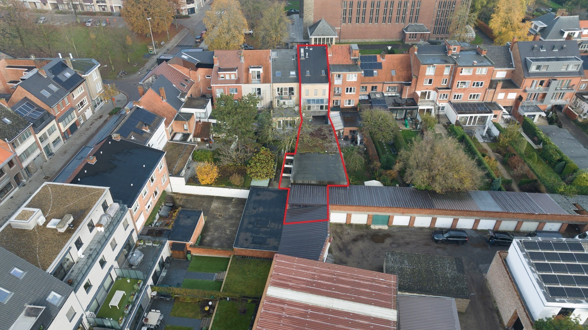 Ideaal gelegen instapklare stadswoning van 290m2 met lift en kantoormogelijkheden te Hasselt.
