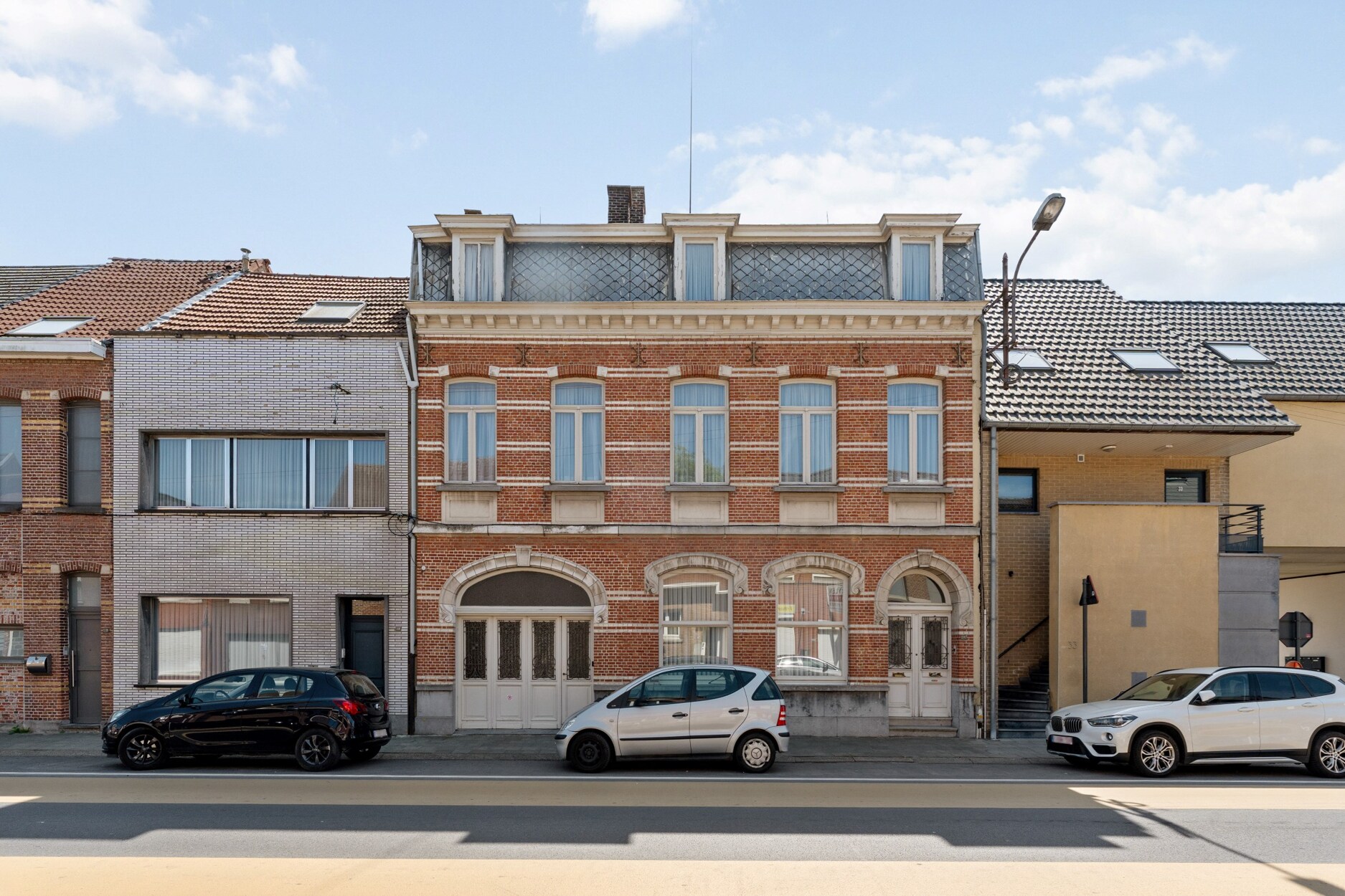 Te renoveren herenwoning met garage in het centrum, op een perceel van ca. 830m² 