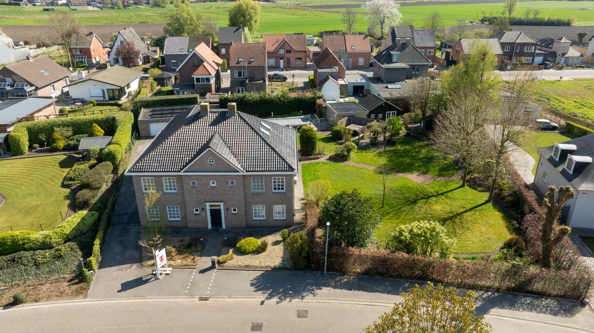 Zeer ruime gezinswoning met 6 slaapkamers en buitenzwembad op 2.176 m² te Arendonk