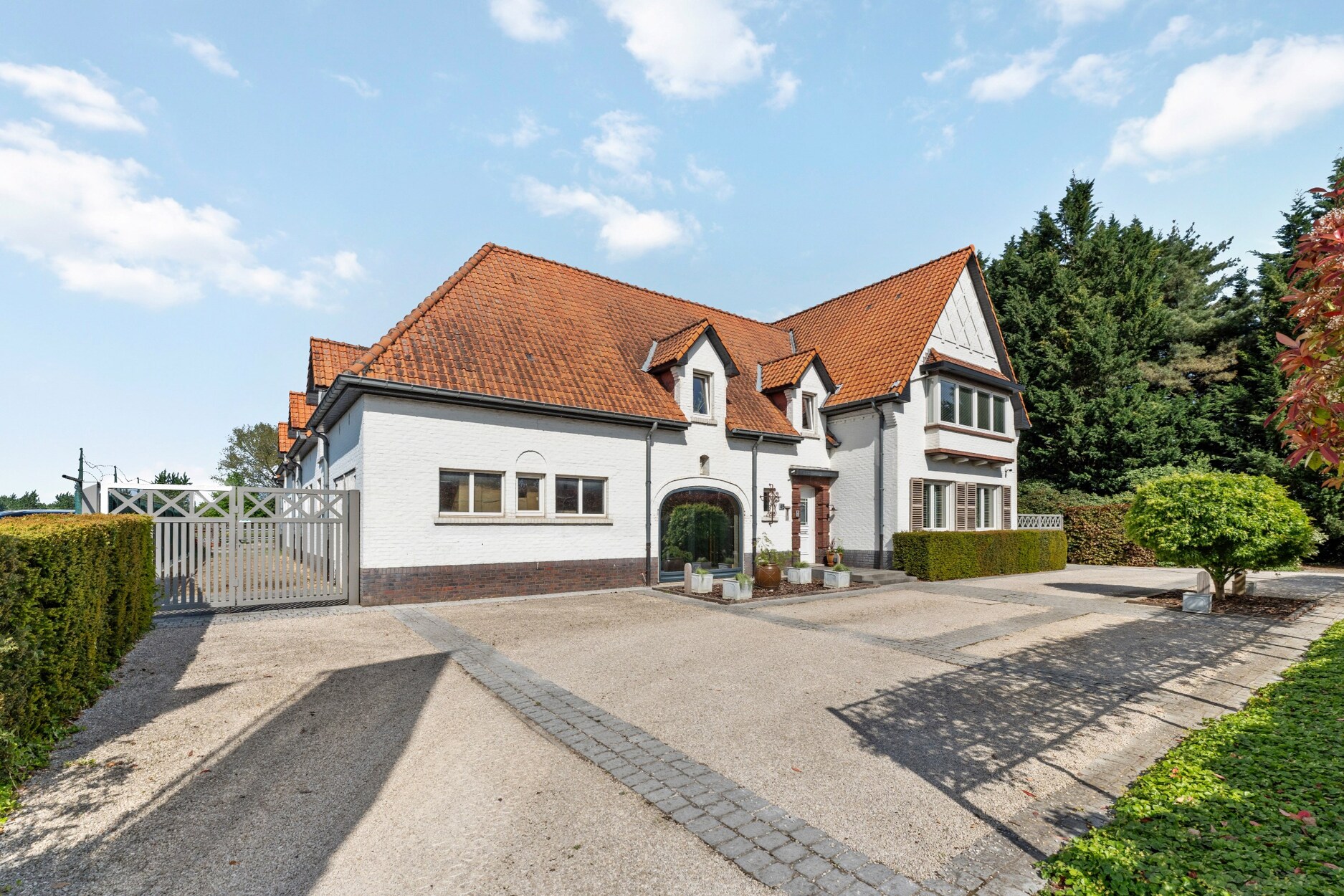 Statig en karaktervolle woning met stallen en multifunctioneel bijgebouw op een terrein van 8709m2 te Halen.
