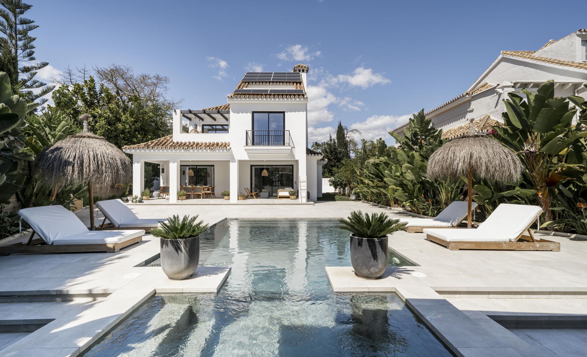 Grote villa in Andalusische stijl met moderne accenten in Nueva Andalucía