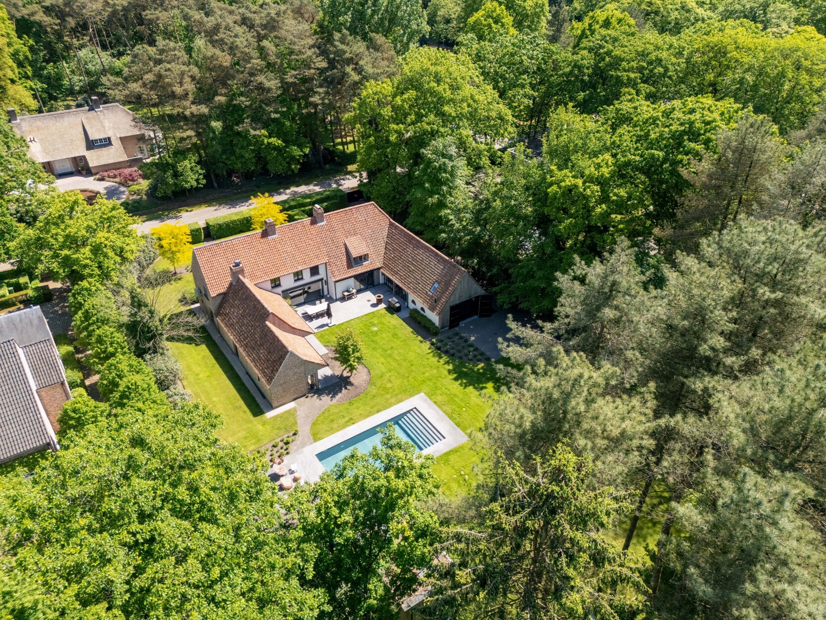 Luxe afgewerkte villa op perceel van 3.797 m² in het residentiële Oud-Turnhout. 