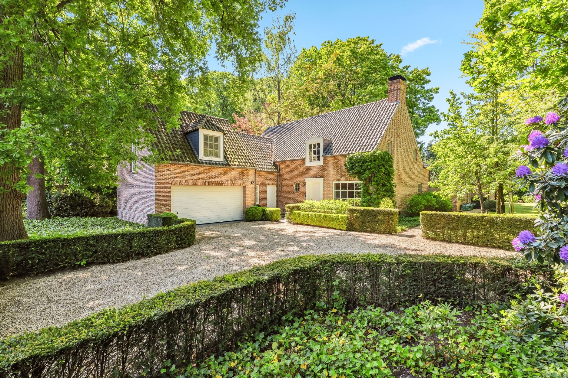 Goed onderhouden villa langs invalsweg tussen Schilde en St. Job op ca. 2067m²