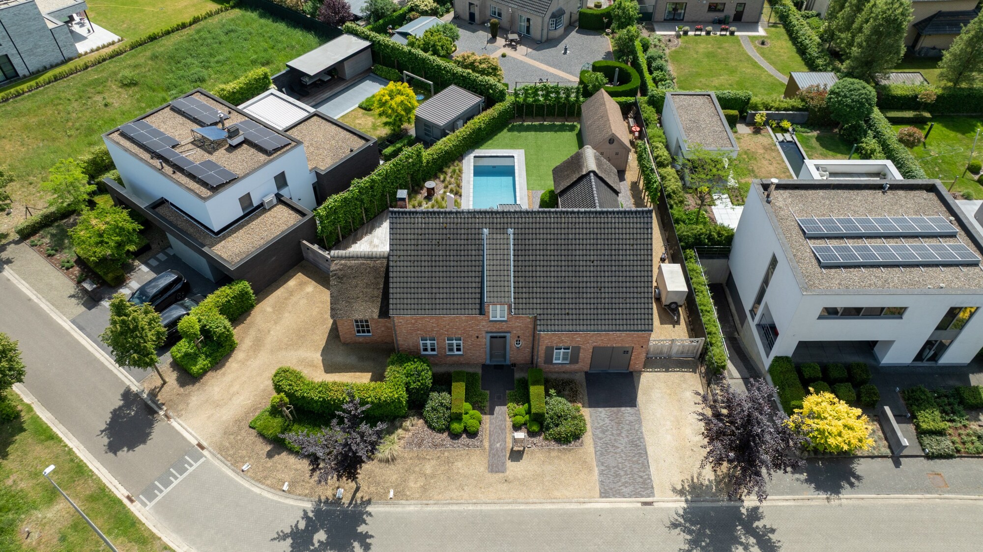 Ideaal gelegen, instapklare en stijlvolle villa met zwembad op een terrein van 841m² te Hasselt.
