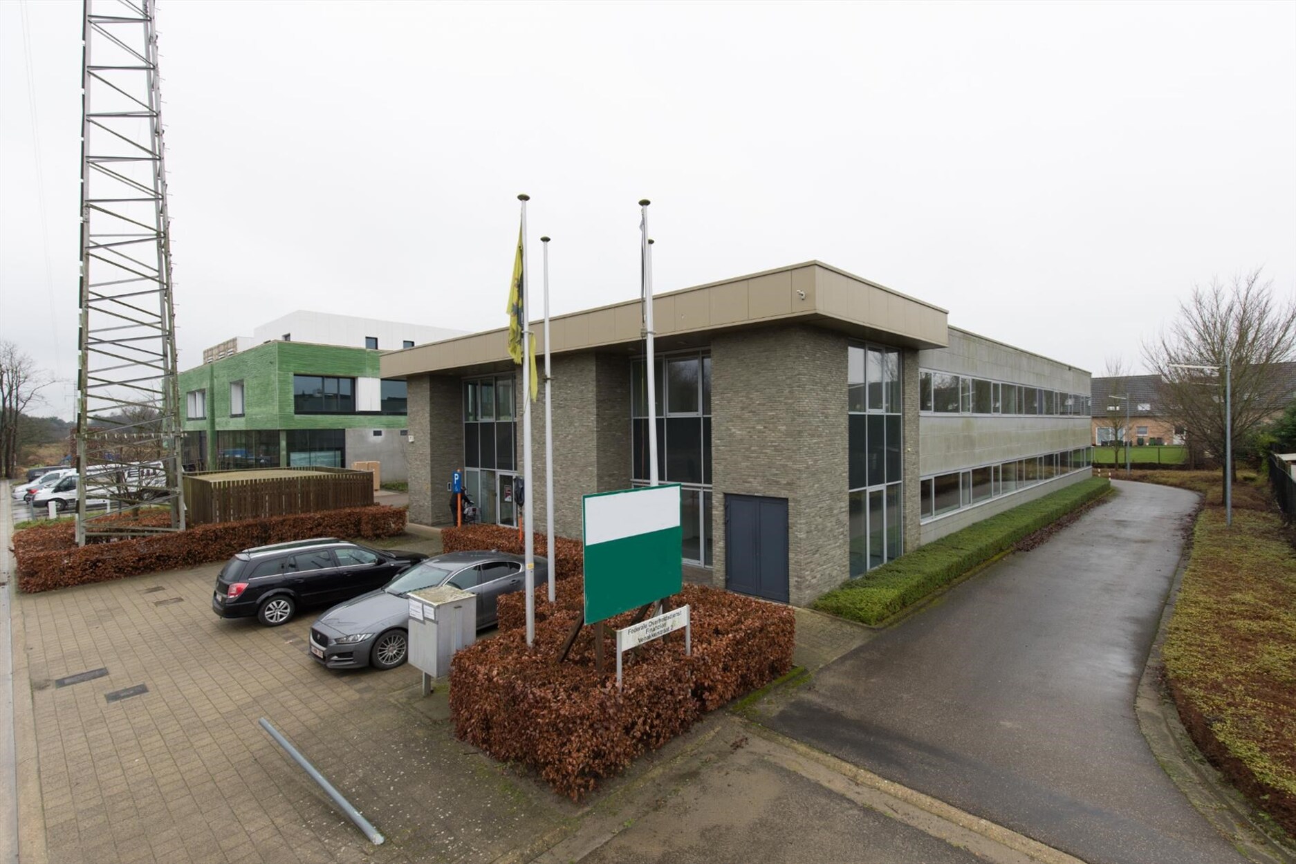 Kantoorgebouw van 1600 m² met parking