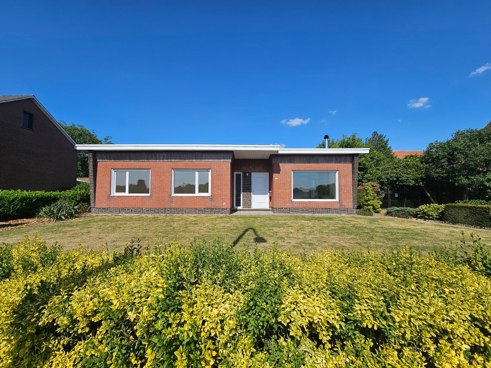 Gerenoveerde laagbouwwoning op perceel van +/- 1.500m² met 3 slpks en garage