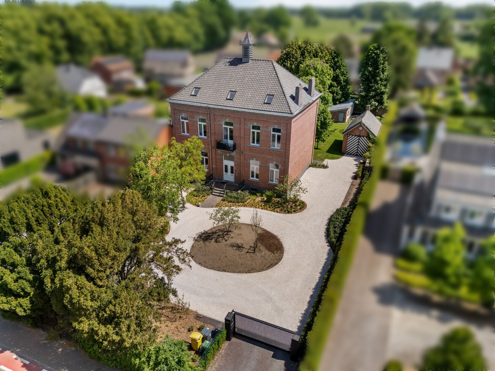 Statige gerenoveerde herenwoning op perceel van ca. 1.592m² te Hoogstraten!