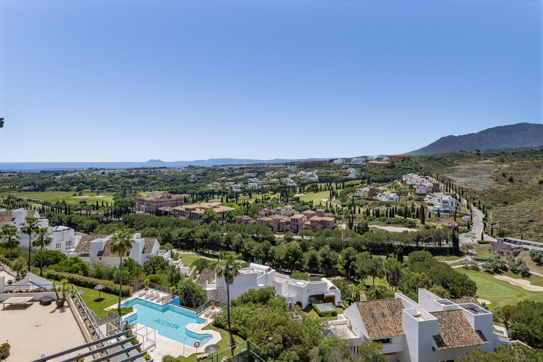 Penthouse in een bevoorrechte omgeving met panoramisch uitzicht op zee en de golfbaan in Los Flamingos, Benahavís